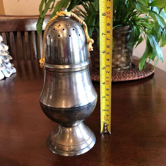 VINTAGE SILVER-PLATED SUGAR SHAKER - 🎉HPX2🎉 8.5” Muffineer. Used for Body Powder - Picture 9 of 10